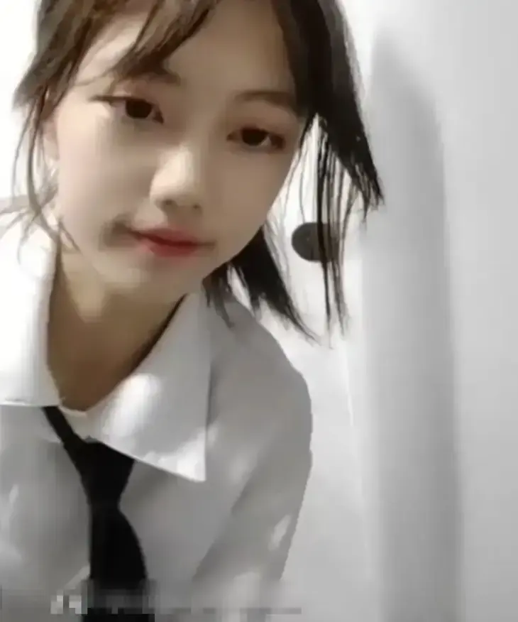 《贺子涵》直播意外真实记录-妈妈突袭引爆全程高能反转-完整版贺子涵云端极速共享-纯净视听沉浸体验