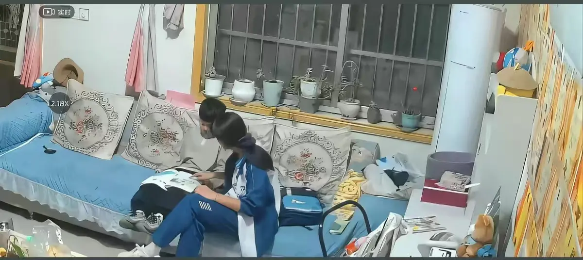 《来自姐姐的爱》无删减完整版在线播放-姐姐管教弟弟真实瞬间暖心日常-来自姐姐的爱高清正片免费观看-监控下辅导作业名场面合集
