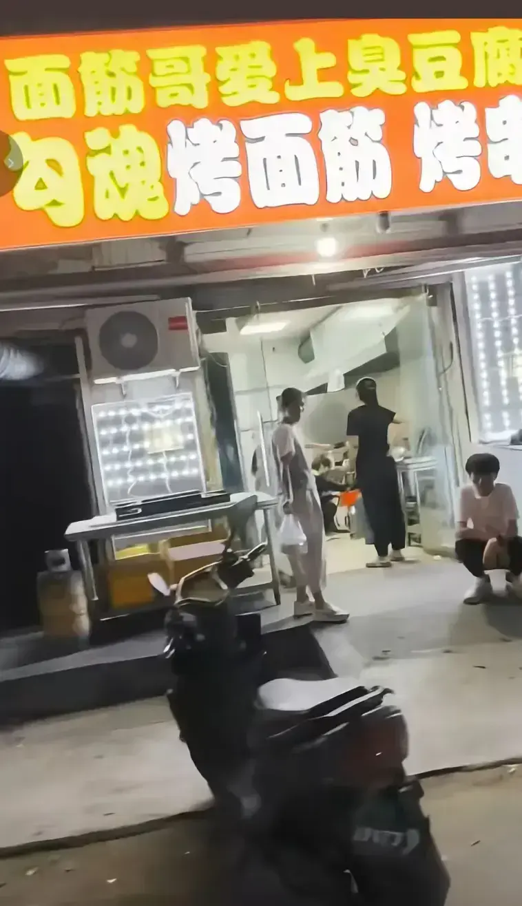 《安平勾魂面筋哥丈母娘事件完整视频》HD高清无广告免费播放-从街头摆摊到网络爆红的逆袭故事-看面筋哥如何用一根面筋搞定丈母娘完整版